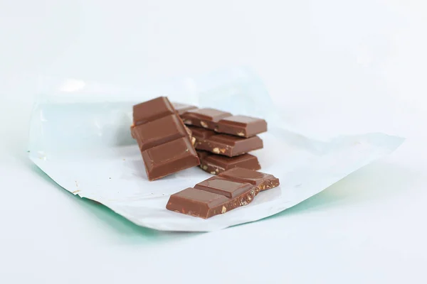 Chocolate con nueces sobre fondo blanco —  Fotos de Stock