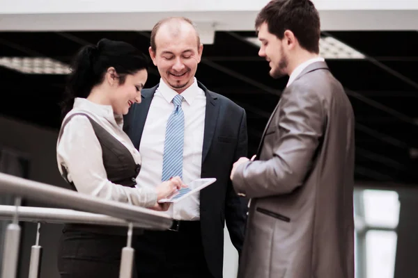 Sorrindo equipe de negócios discutindo algo no escritório — Fotografia de Stock