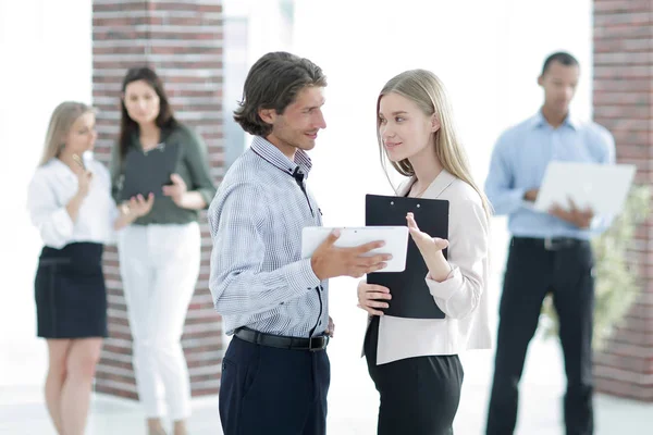 Business colleagues talking, standing in a modern office — Stock Photo, Image