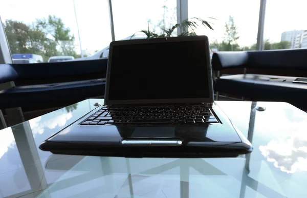 工作区现代家庭办公室的桌上的笔记本电脑和设备 — 图库照片