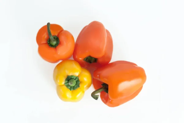 Pepper.isolated bell żółty i czerwony na białym tle — Zdjęcie stockowe