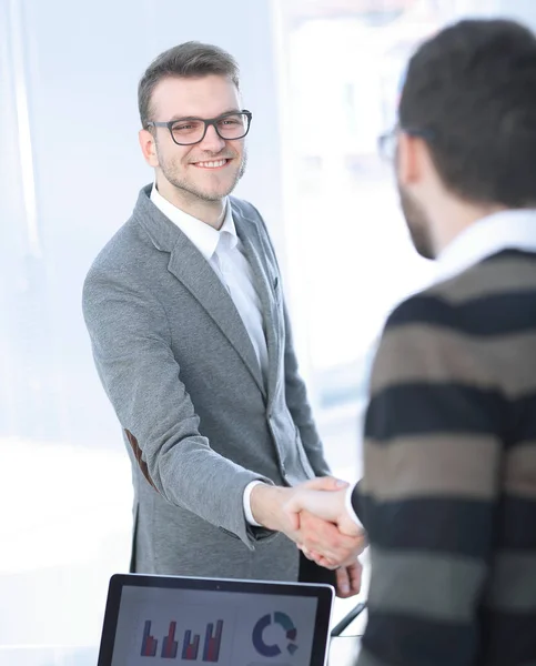 閉めろ。近代的なオフィスで握手ビジネスパートナー — ストック写真