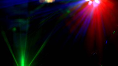 Lazer ışınları parlak disko ışıkları ile bulanıklık