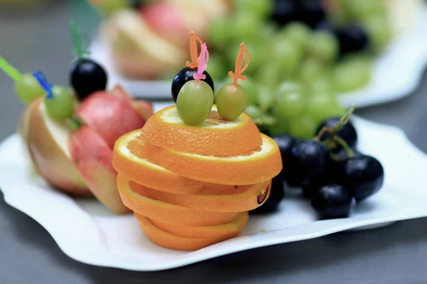 Couper des fruits dans une assiette dans un restaurant — Photo