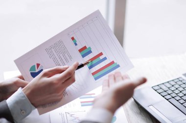 up.Business yakın ortakları tartışmak finansal performans. iş kavramı