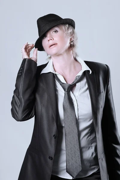 Портрет скандальной женщины в черной шляпе — стоковое фото