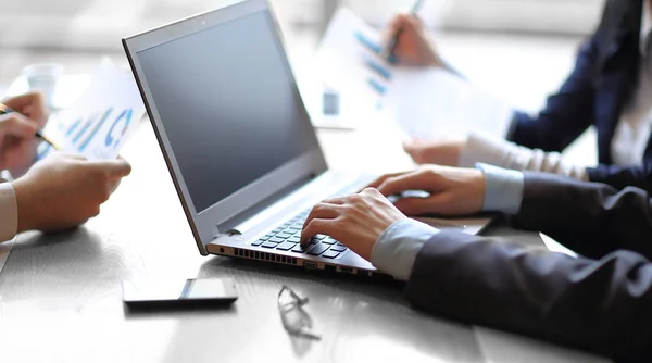Fecha. homem de negócios trabalhando em um laptop no escritório . — Fotografia de Stock