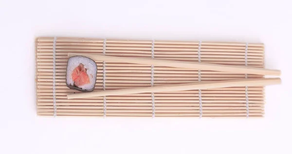 大寿司和筷子. 隔离在一盏灯上 — 图库照片