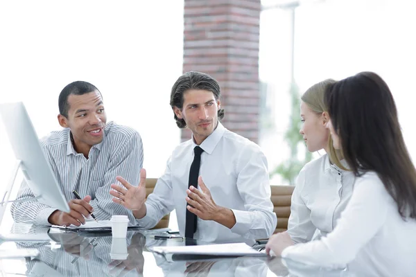 Chefen håller ett möte med det business-teamet — Stockfoto