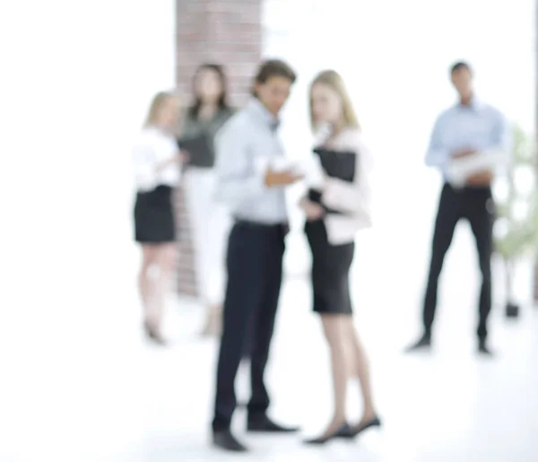 Verschwommenes Image des Geschäftsteams in einem modernen Büro — Stockfoto