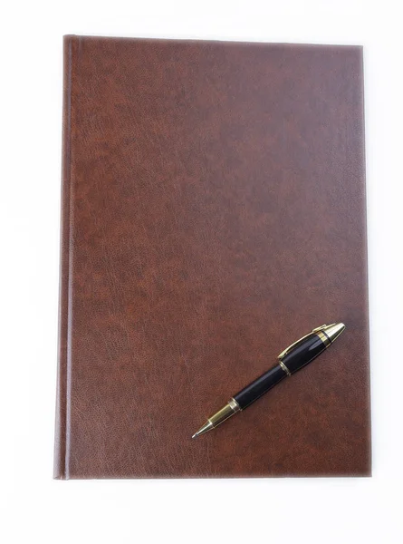 Органайзер в кожаной обложке и ручке на белом фоне. — стоковое фото