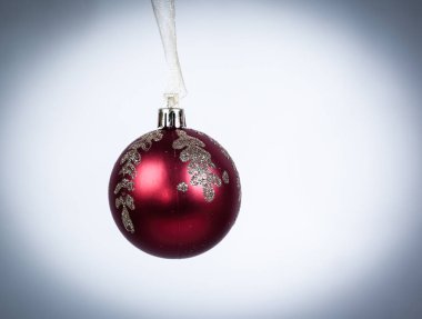 Kırmızı noel topu beyaz arka planda izole edilmiş.