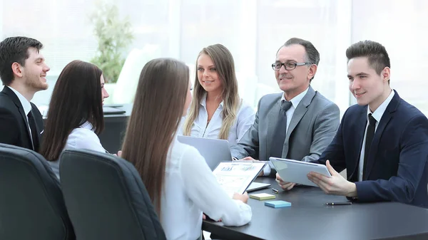 Equipo de negocios en una reunión en la oficina. — Foto de Stock