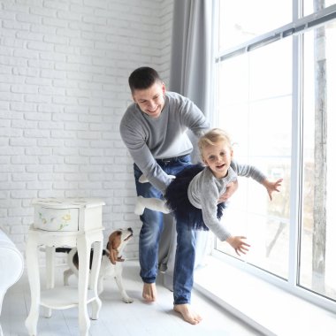 Mutlu baba küçük kızı parlak bir odada ile oynarken