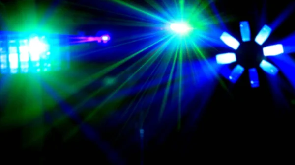 Rayos láser con luces brillantes en disco en desenfoque —  Fotos de Stock