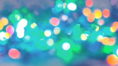 Fotokopi alanı olan siyah bir arkaplan üzerinde bulanık renkli ışıklar..