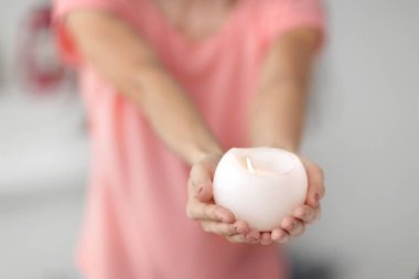 up.a yakın güzel genç kadın yanan muma genişletir