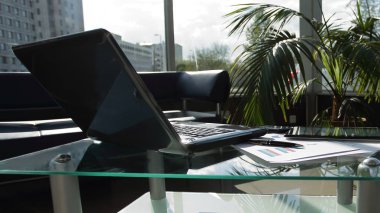 up.laptop ve finansal düzeni ofiste masanın üstüne kapatın