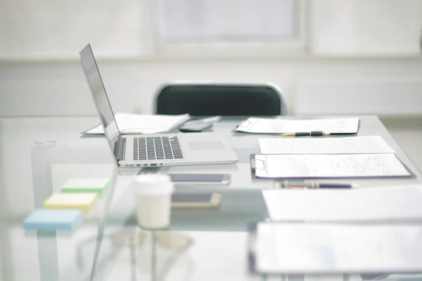 Laptop und Zwischenablage auf dem Schreibtisch im Büro.Foto mit Kopierraum — Stockfoto