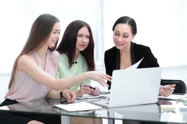 Tres mujeres de negocios discutiendo temas de trabajo en la oficina — Foto de Stock