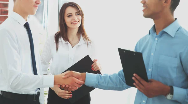 Handshake mladých obchodních partnerů v kanceláři — Stock fotografie