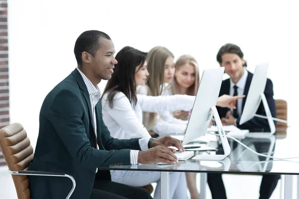 Affärsmän på mötet diskutera aktuella frågor på moderna kontor — Stockfoto