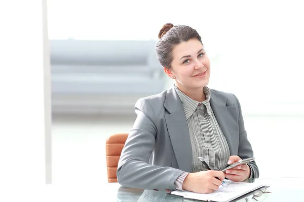 Femme d'affaires travaillant avec des documents financiers dans le bureau — Photo