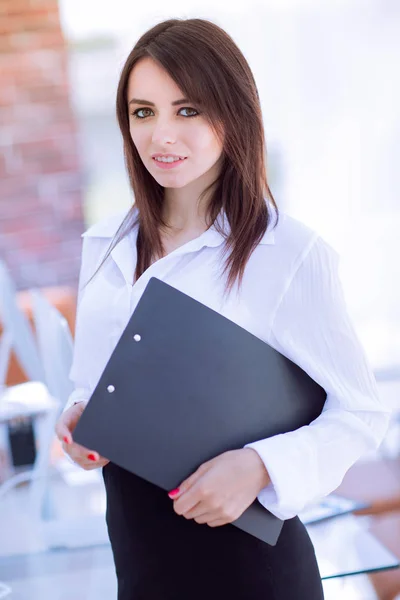 Rum Executive business kvinna med dokument på bakgrunden av kontoret. — Stockfoto