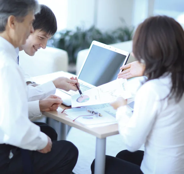 Grupo de trabalho de negócios analisando dados financeiros no escritório — Fotografia de Stock