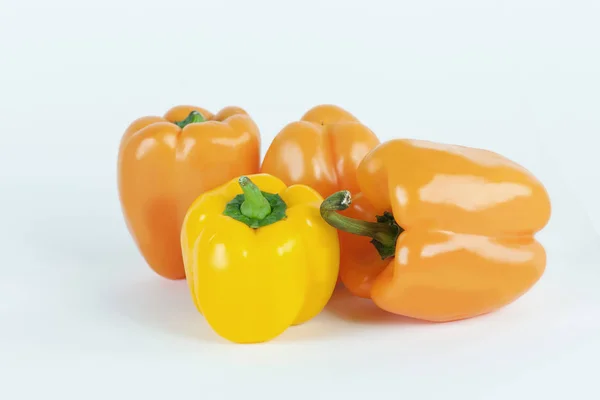 흰색 바탕에 노란색 벨 peppers.isolated — 스톡 사진