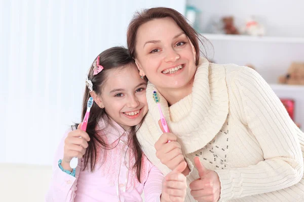 Mutter und Tochter beim Zähneputzen.Foto mit Kopierraum — Stockfoto