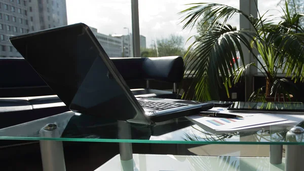 Zárja be a up.laptop és a pénzügyi rendszer, az asztalon az irodában — Stock Fotó