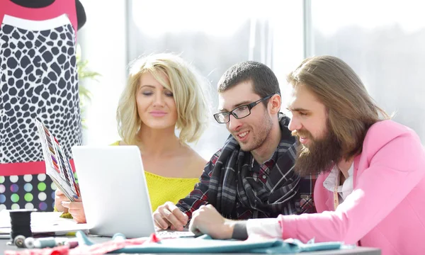 Designergruppe arbeitet in Kreativbüro am Laptop — Stockfoto