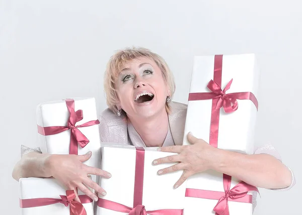 Closeup.Very ευτυχισμένη γυναίκα με κουτιά δώρων. απομονωθεί σε λευκό φόντο — Φωτογραφία Αρχείου