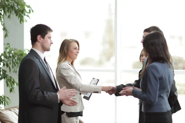 Up.handshake zakenpartners en applaudiserend business team sluiten. — Stockfoto