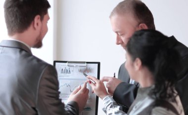 yakın çekim. mali bir grafik tartışırken iş arkadaşları.