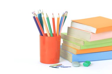 Büyüteç'i, ataş ve okul malzemeleri üzerinde kopya alanı ile beyaz arka plan .photo