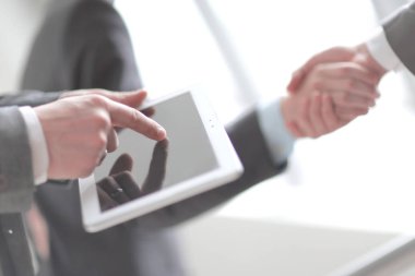 up.businessman el arka plan üzerinde dijital tablet kullanarak kapatın