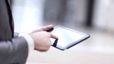 Dijital Tablet ile boş DISP kullanarak işadamının Close-up
