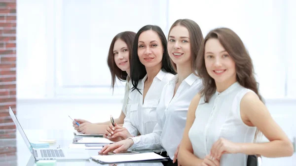 Equipe de negócios bem sucedida sentado no Desk.photo com espaço de cópia — Fotografia de Stock