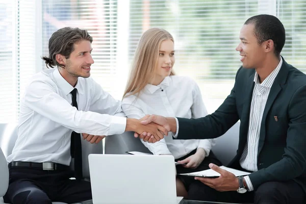 Zakenpartners begroeten elkaar met een handdruk — Stockfoto