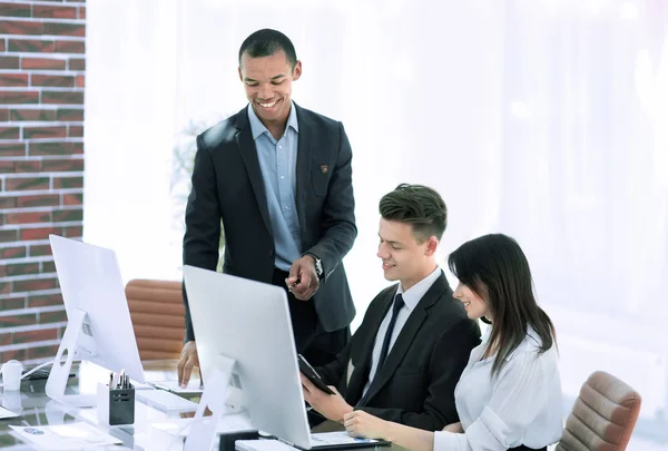 Equipo de negocios que trabaja con documentos en una oficina moderna . — Foto de Stock