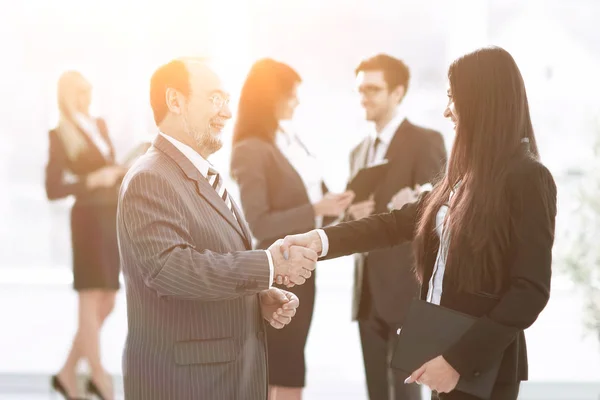 Assistent voldoet aan een zakenman met een handdruk. vergaderingen en partnerschap — Stockfoto