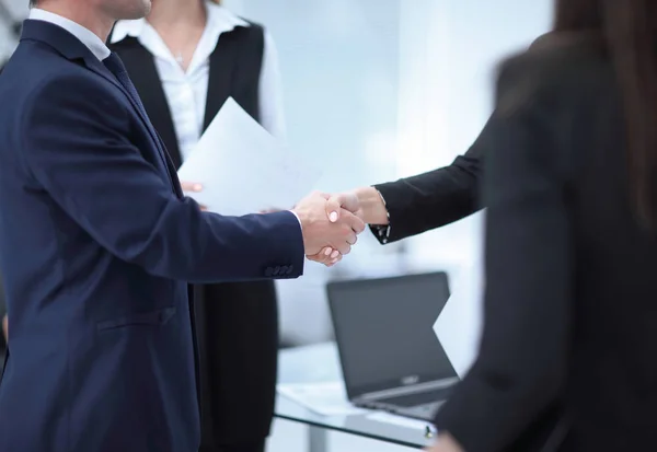 Close up.handshake parceiros de negócios no fundo do escritório — Fotografia de Stock