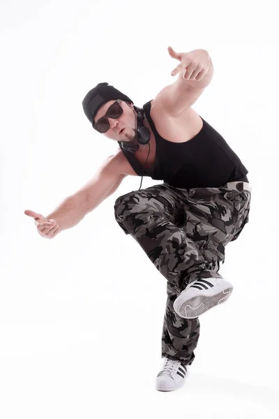 In vollem Wuch.Studioporträt eines harten Rappers mit Sonnenbrille .isoliert auf weiß — Stockfoto