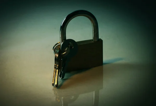 Lås och key.isolated på en mörk bakgrund — Stockfoto