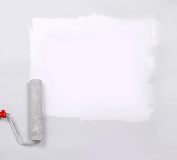 Quadratisch weiß mit der Farbrolle bemalt, auf einem weißen Blatt Papier — Stockfoto