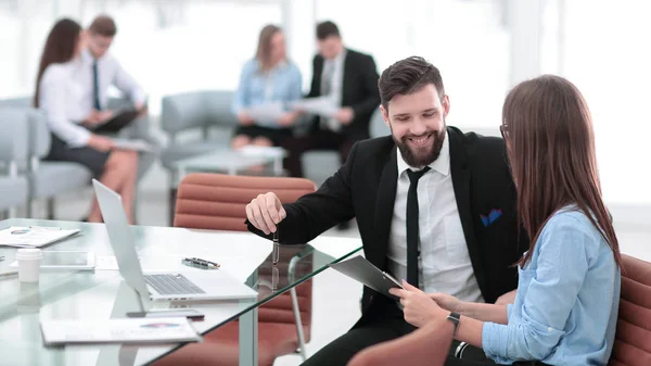 Couple d'affaires discutant du document de travail assis au bureau — Photo