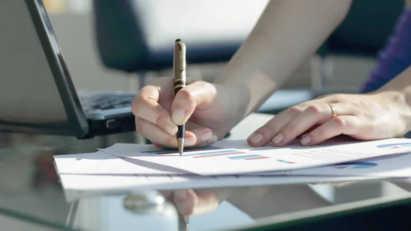 De cerca. mujer de negocios planea gastos financieros de la empresa — Foto de Stock