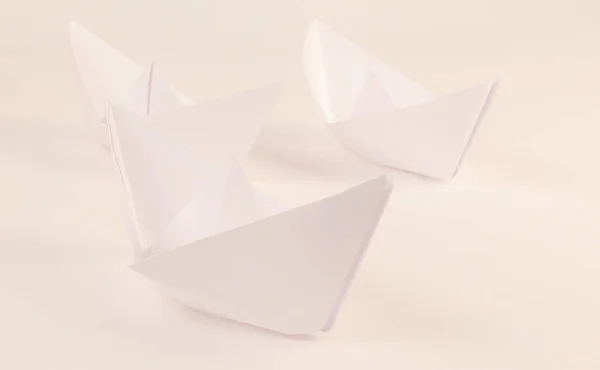 3 紙折り紙の技法で作られたボート. — ストック写真